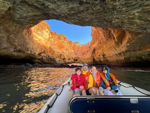 Unterwegs mit dem Motorboot: Felsloch in der Nähe des Praia da Cama da Vaca.