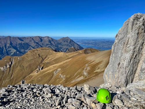 Auf dem Westgipfel. Im Hintergrund der Thunersee.