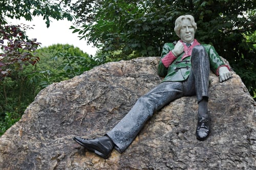 Oscar Wilde sitzt noch heue im Merrion Square