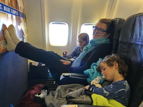 So haben wir ihn gerne: Luca schläft den ganzen Flug selig in seinem Sitz.