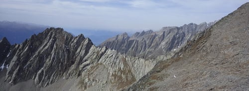 Der Verbindungsgrat zwischen Wiwannihorn und den Augustkummenhörner.