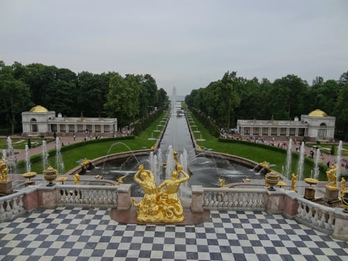 Blick vom Palast. Am Ende des Kanals ist das Finnische Meer.