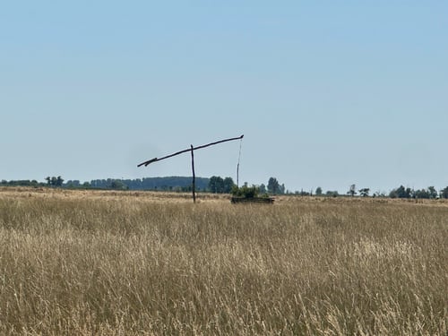 Ein alter Ziehbrunnen in der weiten Grassteppe