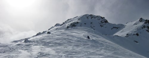 Holprige Abfahrt auf windgepresstem Schnee
