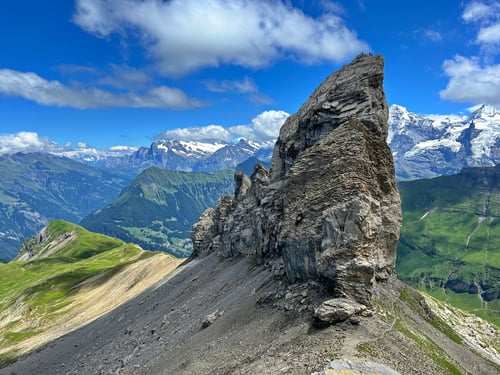 Blick vom Chlys Lobhore auf das Lobhornmassiv, welches wie ein grosses, gestrandetes Schiff wirkt.