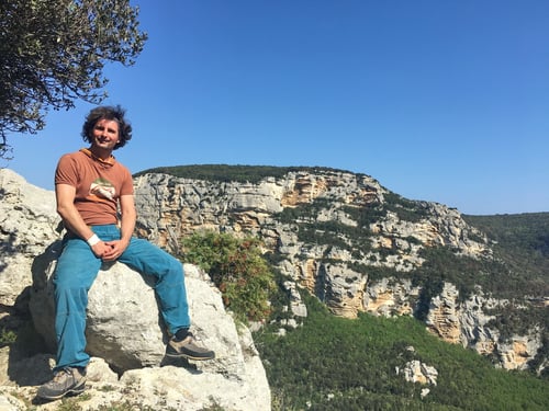 Olli bei den Tre Frati. Im Hintergrund der Bric Pianarella Paretone, dessen Felswand wir gestern durchstiegen.