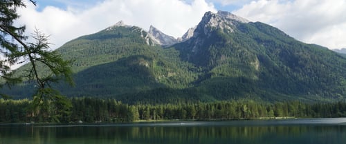 Blick vom Hintersee auf das Hochkaltermassiv