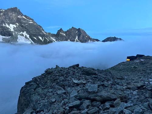 05:00 Uhr. Im Tal der Nebel, über mir der blaue Himmel. Dazwischen die Cabane de Moiry.