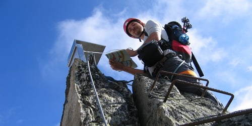 Dominik beim Gipfelbuch.
