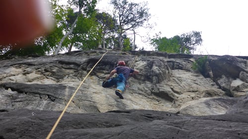 Klettern in den schwarzen, verbrannt riechenden Kalkwänden von Blockstor