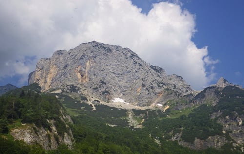 Die Ostwand des Berchtesgadener Hochthrons wo sich der Klettersteig raufschlängelt.