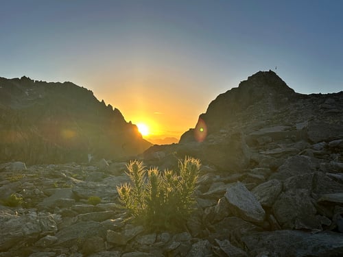 2024/08: Sonnenaufgang auf dem Weg zum Lochberg. Rechts thront die Albert-Heim-Hütte auf den Felsen (CH/UR)