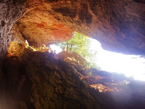 Blick aus einer der zahlreichen Höhlen die man hier unterwegs antrifft.