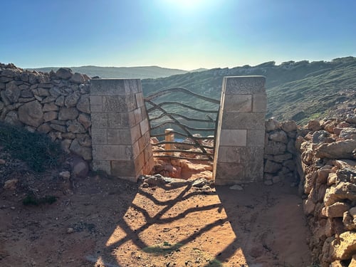 2024/04: Die Pforte in die gebirgige Nordküste Menorcas (E/Menorca)