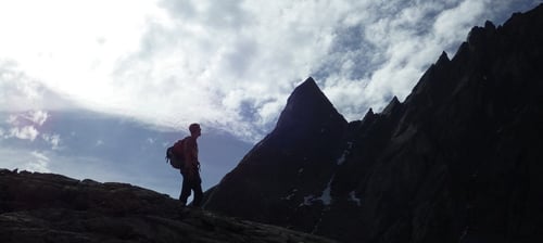 Lichtspiel: Dominik bestaunt die Augustkummenhörner.