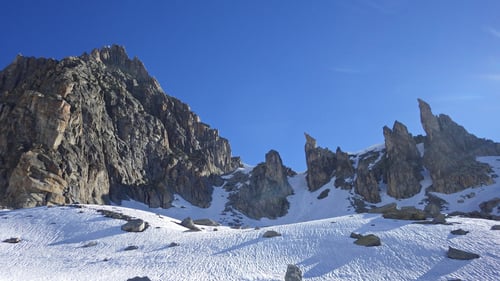 Das gross Bielenhorn mit seinem SE-Grat. Daneben die Kamele.