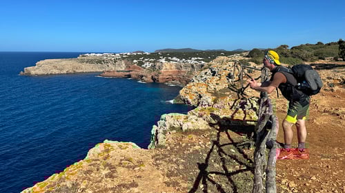 2024/04: Eine letzte Verschnaufpause. Im Hintergrund wartet Cala Morell, das heutige Etappenziel (E/Menorca)
