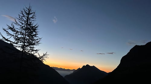 Oberhalb des Baholzwald. Es wird langsam Tag.