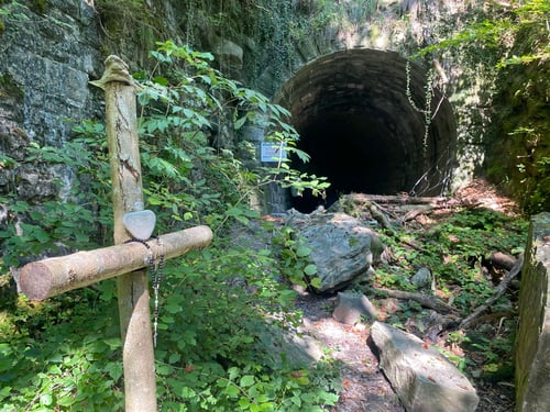 Nun wird es abenteuerlich. Ab durch den Tunnel.