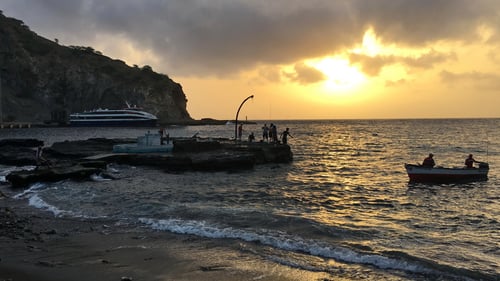 In Furna: Warten bis die Fähre loslegt.