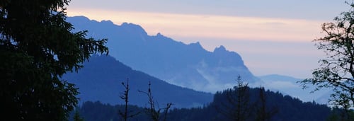 Blick aus dem Fenster: Die schlafende Hexe im Abendrot.