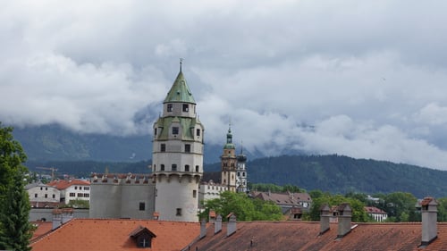 Blick auf Hall. Der Regen lässt nach.