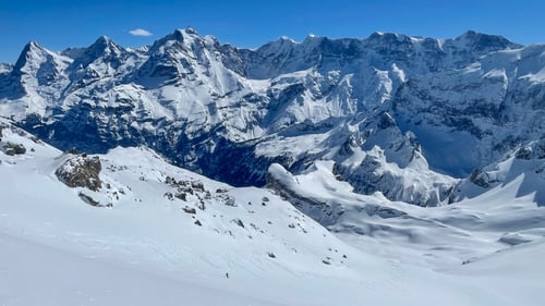 Sandro fährt los - ein wunderschöner, langer Hang in einer Bergkulisse, die besser nicht sein könnte!
