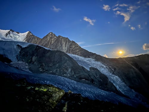 2022/08: Frühmorgens beim Aufstieg zum Gross Bigerhorn. Der Mond verabschiedet sich im Westen (CH/VS)