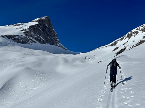 Auf dem Weg zur Lücke des Wildgärsts. Auf der rechten Seite das Schwarzhorn mit seiner faszinierenden Nordwand.