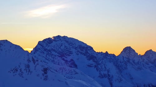 02/2020: Die Abendsonne scheint durch Ela-Loch des Piz Ela (CH/GR)