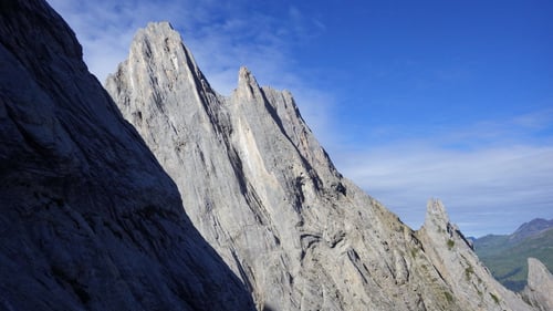 Blick auf die raue Nordwand der Kingspitze.