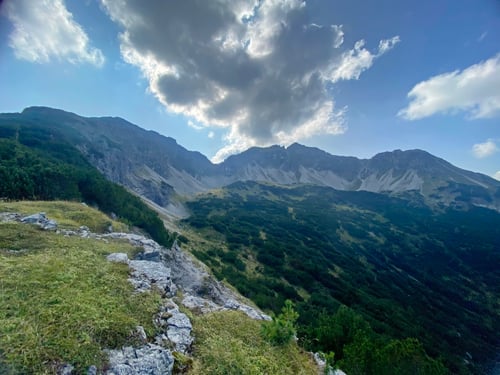 Blick zurück. Aus der Scharte am Horizont bin ich gekommen.