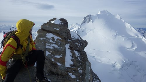 Prächtige Aussicht am Gipfel des Nadelhorns (4'327m). Dominik bestaunt den Dom 4'545m.