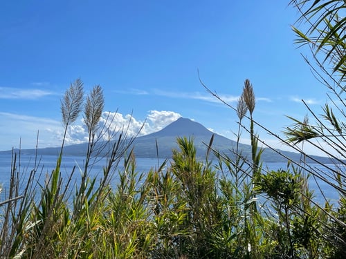 2021/10: Blick von der Insel Faial auf die Insel Pico (PT/Azoren/Faial)