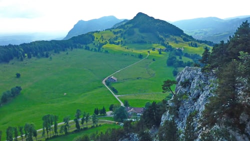 Blick auf die liebliche Landschaft mit der Alpwirtschaft Vordere Schmiedenmatt