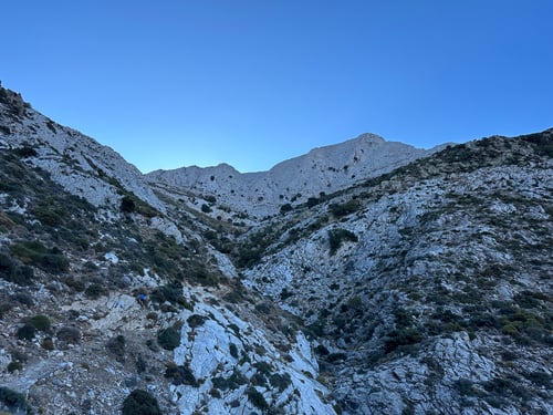 Luca auf dem zunehmend alpinen Wanderpfad. In der Mitte des Fotos der Gipfel des Zeusberg.