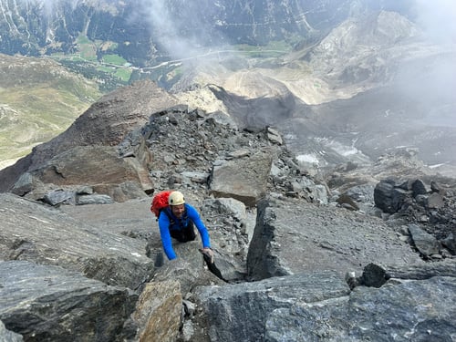 Ganz unten im Tal hat unser Aufstieg begonnen...