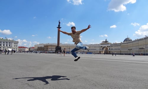Auf dem grossen Platz der Gosudarstvennyj Ermitaz.