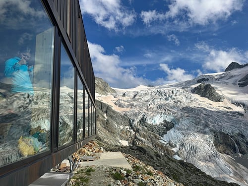 Die breite Fensterfront der Hütte lässt zu jeder Zeit die Blicke über die Bergregion schweifen.