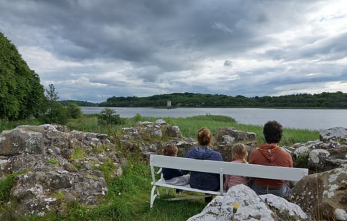 Kurze Rast auf der Rundwanderung zum Crom Castle.