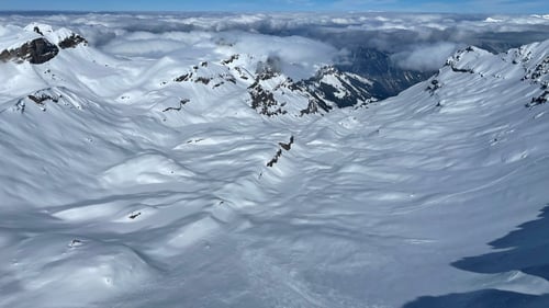 Blick hinunter ins Soustal. Wir durften uns auf eine lange Abfahrt freuen :-)