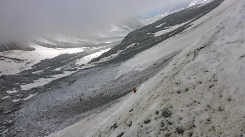 Beim Firnfeld. Bald ist das Couloir mit Klettersteig erreicht.