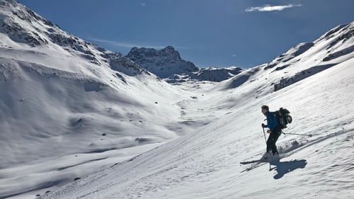 2020/02: Sonnige Abfahrt ins Val Sartiv. In der Bildmitte hinten der Piz Kesch (CH/GR)