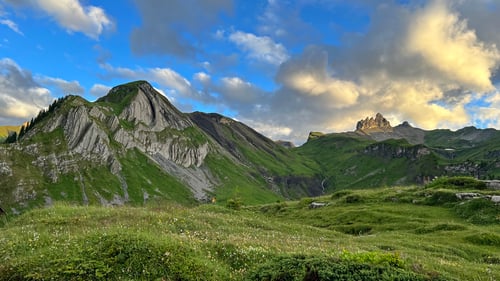 Prächtige Aussicht auf die faszinierende Nordwand des Ars und auf die Lobhörner, welche von den letzten Sonnenstrahlen beleuchtet werden.