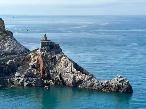 2023/04: Die Kirche San Pietro auf dem eindrücklichen, vorgelagerten Felssporn von Portovenere (I/Ligurien)