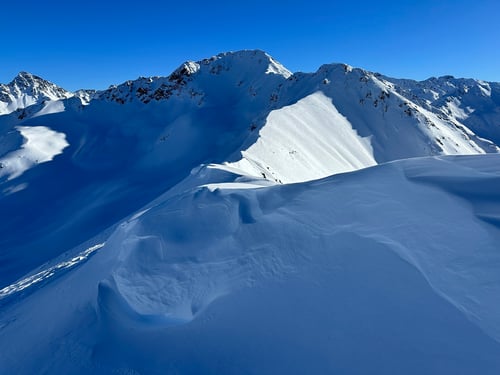Blick vom Tällihorn auf das Wuosthorn. Ebenfalls ein beliebter Skitourengipfel.