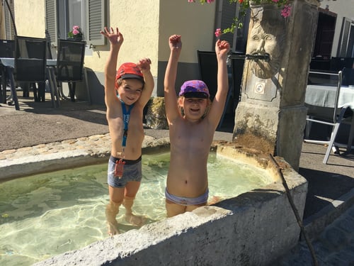 In Büren im Ziel - Baden im Dorfbrunnen.