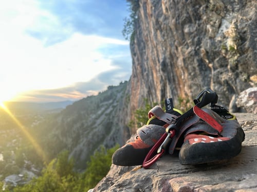 2025/05: Fertig geklettert; die Sonne verabschiedet sich und wirft die letzten Strahlen auf die Felswände (BIH)