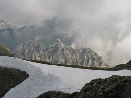Mystische Landschaften im Sonne/Nebel-Spiel