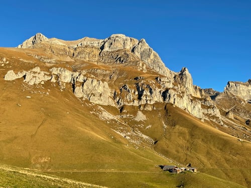 Das Ärmighornmassiv mit dem imposanten Westgrat und Gipfel mit Obergiesener-Alp im Abendlicht.